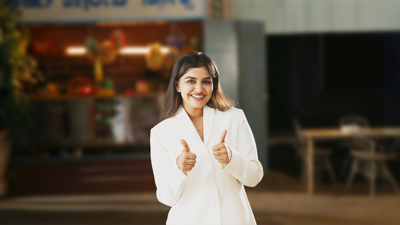 Smiling customer showing thumbs up at G1 Gold contact page